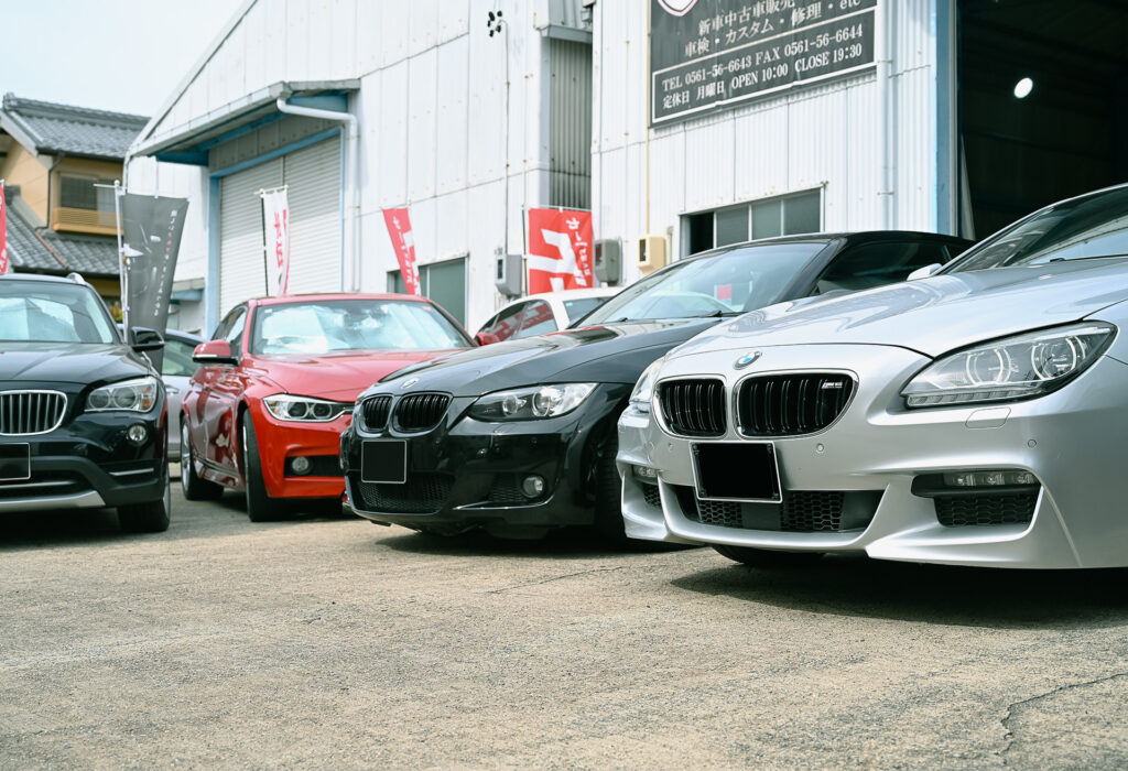 店舗前に並ぶ車